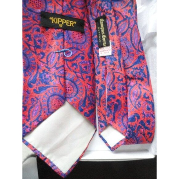 Vintage Men’s KIPPER Bright Purple Red Paisley Tie Campus Corners 100% Silk NWOT - Picture 3 of 5